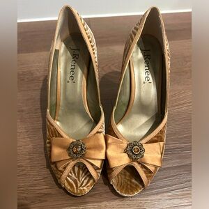 J.Renee Vintage Suede Carmel Brown Wedged Heels with Stone and Bow Size 10